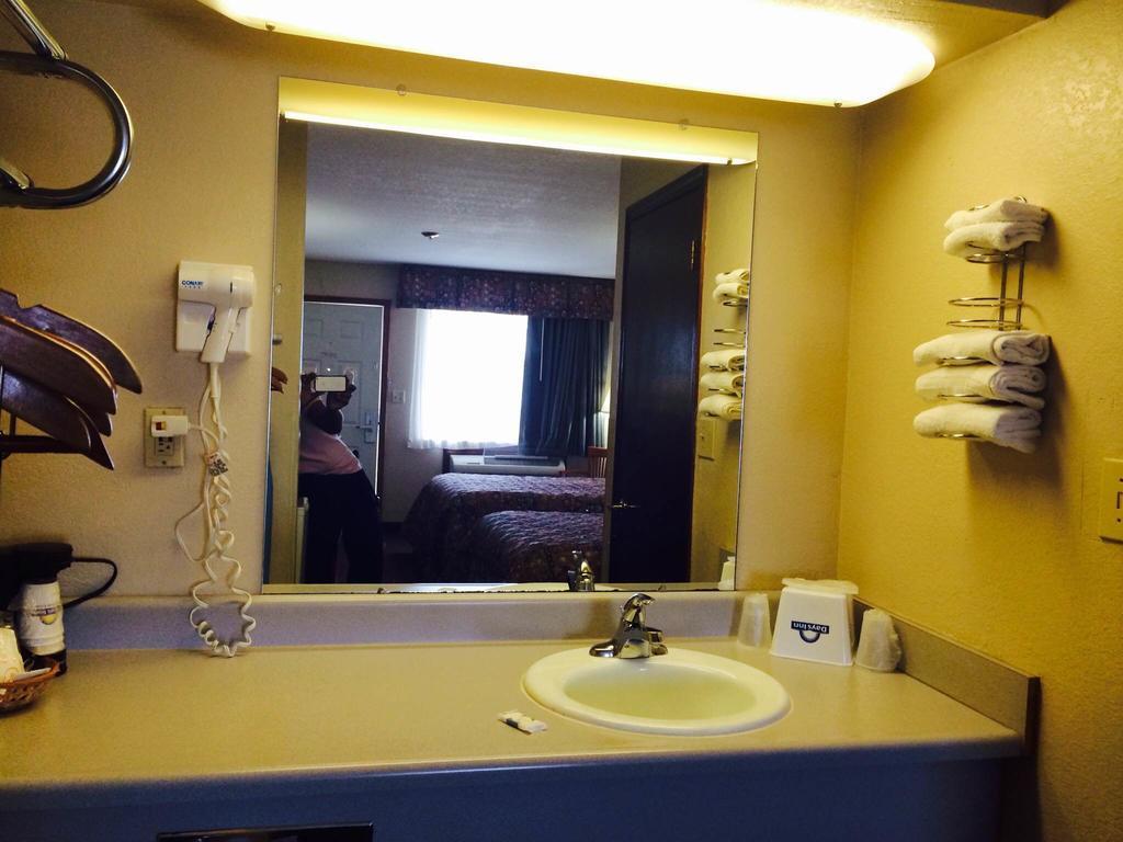 Days Inn By Wyndham Pratt ภายนอก รูปภาพ