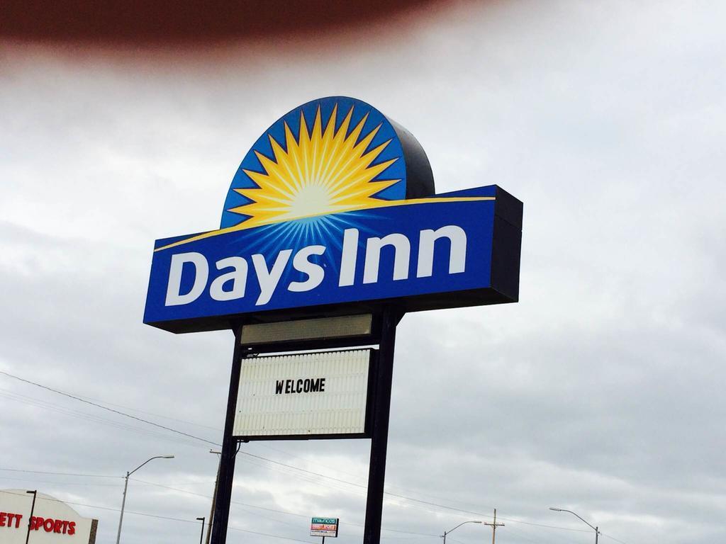 Days Inn By Wyndham Pratt ภายนอก รูปภาพ