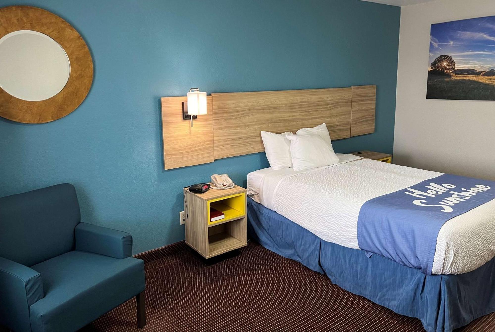 Days Inn By Wyndham Pratt ภายนอก รูปภาพ